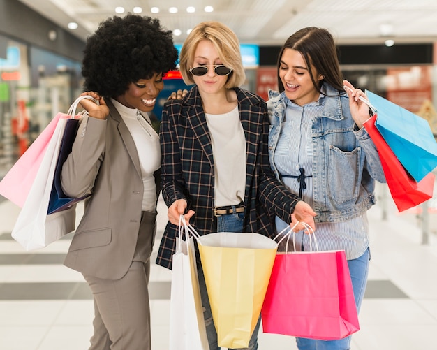 Foto gratuita gruppo di amici, fare shopping insieme