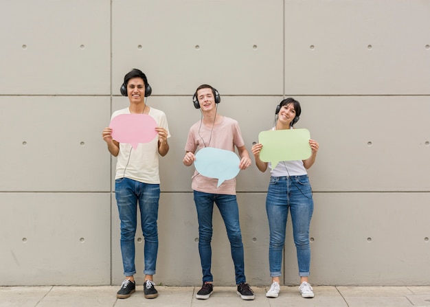 Free photo group of friends showing speech bubbles