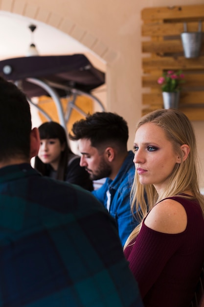 Free photo group of friends sitting in restaurant