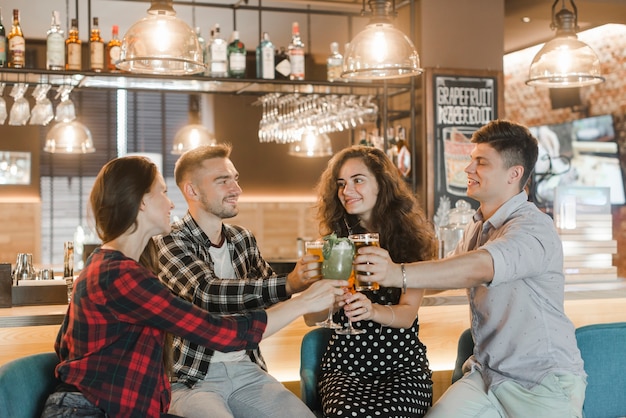 Foto gratuita gruppo di amici che tostano bevande al bar