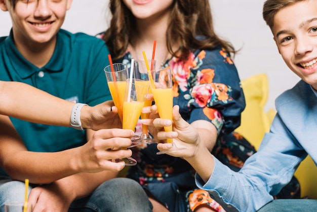 Foto gratuita gruppo di amici che tostano i bicchieri di succo di pilsner