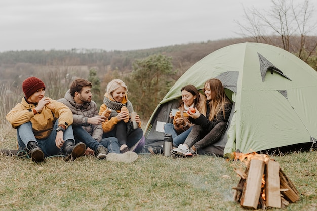 Группа друзей на зимней поездке с палаткой