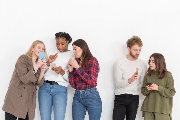 Группа друзей с мобильными телефонами