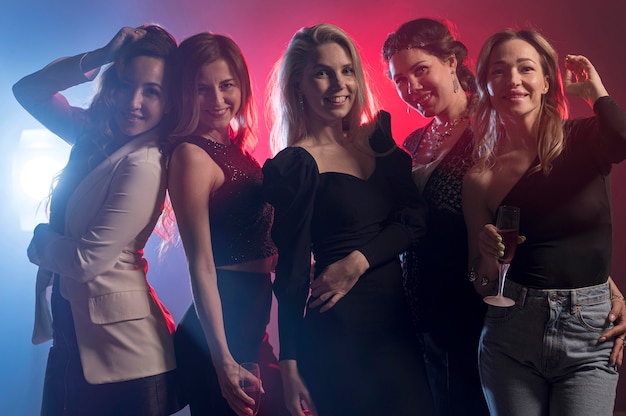 파티에서 여자 친구의 그룹