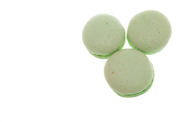 흰색 배경에 고립 된 녹색 마카롱의 그룹입니다. 맛있는 헤이즐넛