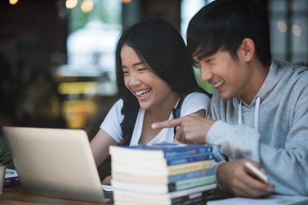 カフェで知識を話す幸せな友達の学生のグループ