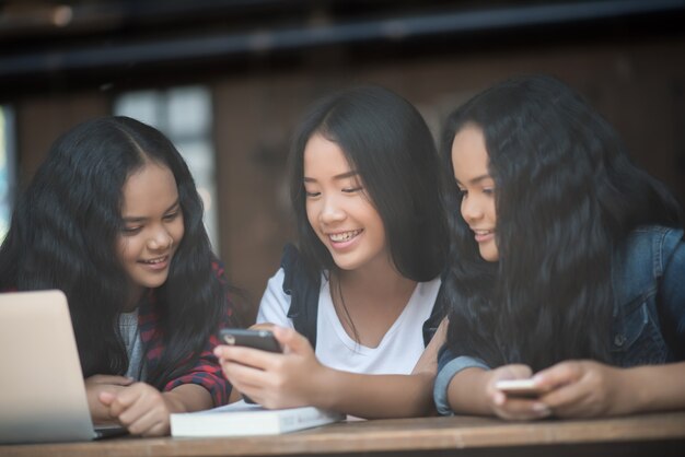 カフェで知識を話す幸せな友達の学生のグループ