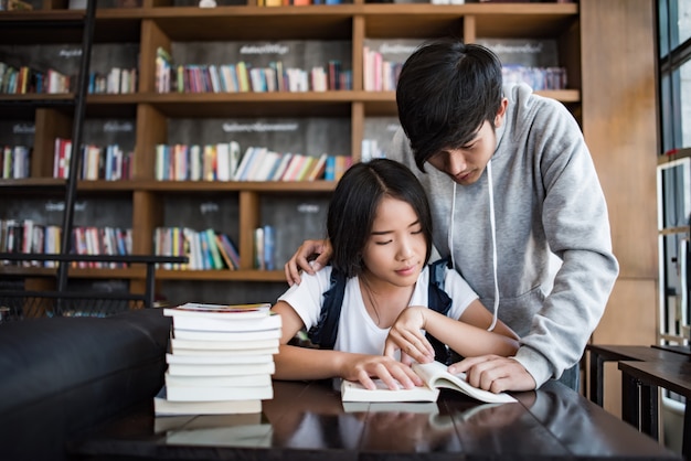 カフェで知識を話す幸せな友達の学生のグループ