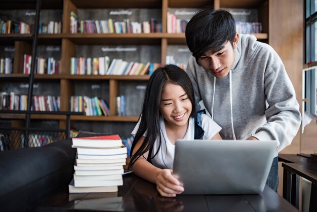 カフェで知識を話す幸せな友達の学生のグループ