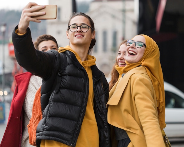 一緒にselfieを取って幸せな友人のグループ