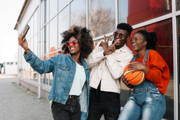 Gruppo di adolescenti felici che prendono un selfie