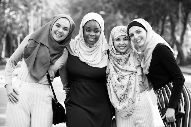 Группа исламских друзей, обнимающих и улыбающихся вместе