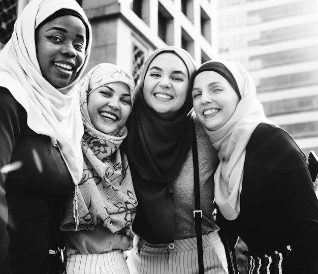 一緒に抱き合って笑うイスラム教徒の友人グループ