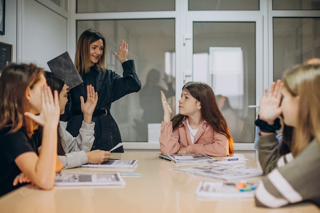 学校で勉強している子供たちのグループ