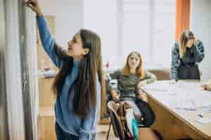 Foto gratuita gruppo di ragazzi che studiano a scuola