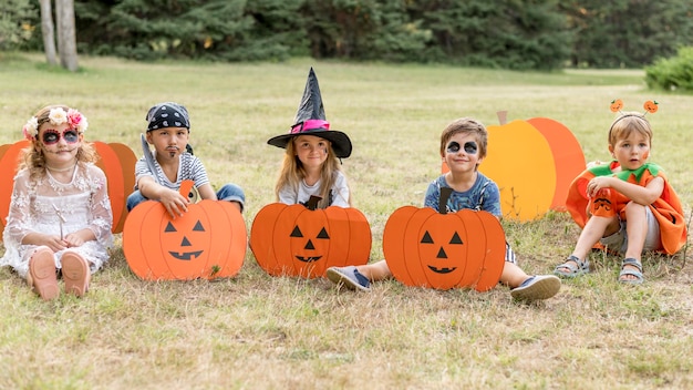 Foto gratuita gruppo di bambini con costumi per halloween