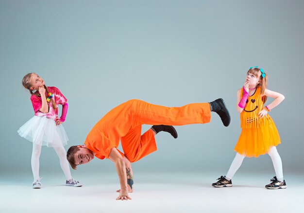 Группа мужчин, женщин и подростков танцует хип-хоп хореография