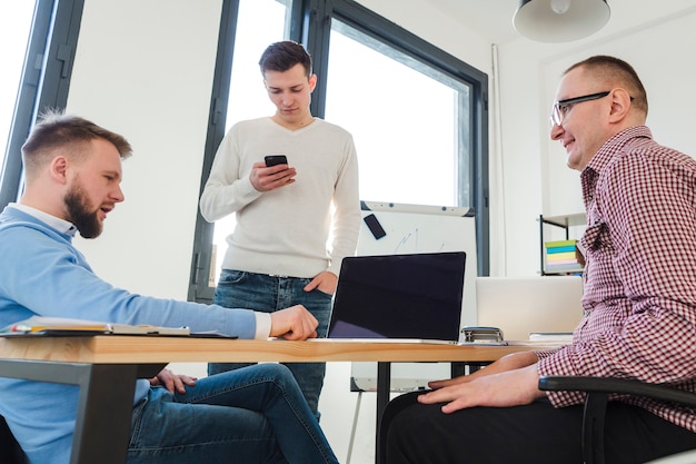 Gruppo di uomini che lavorano insieme in ufficio