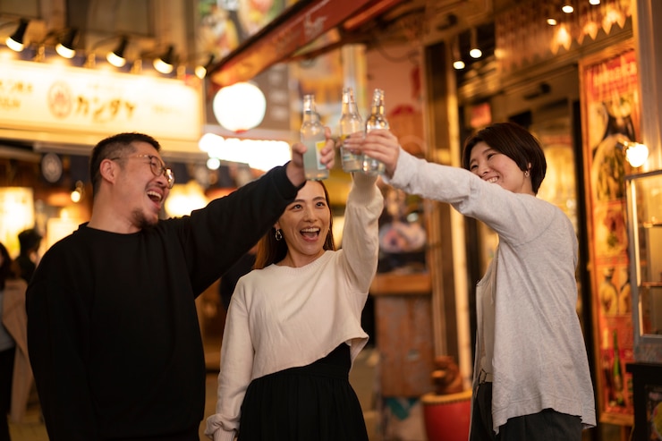 無料Photo 夜を楽しんでいる中年の友人のグループ