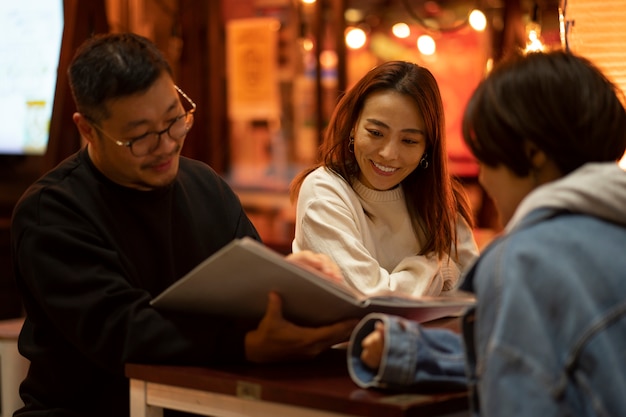 夜を楽しんでいる中年の友人のグループ