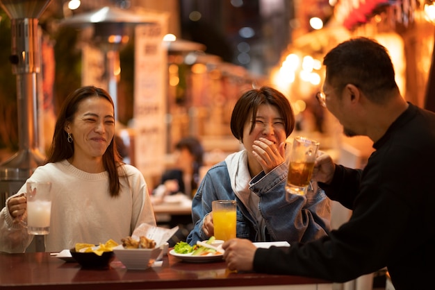 夜を楽しんでいる中年の友人のグループ