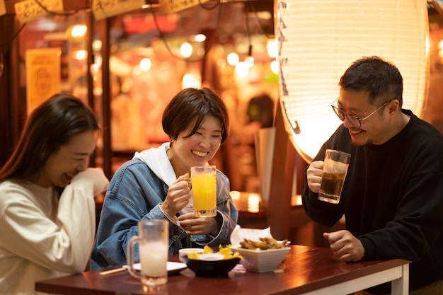 夜を楽しんでいる中年の友人のグループ