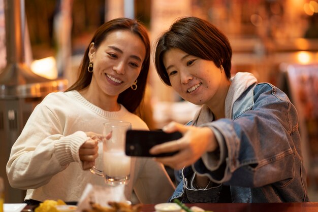 夜を楽しんでいる中年の友人のグループ