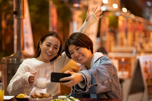 Free photo group of middle age friends having fun at night