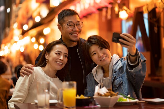 夜を楽しんでいる中年の友人のグループ