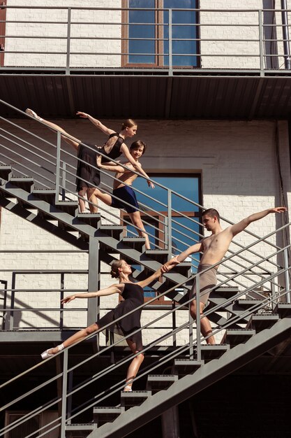 街の階段で演奏する現代のバレエダンサーのグループ