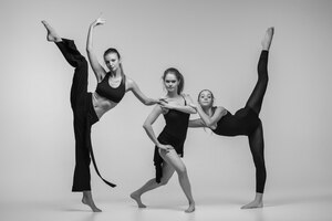 Foto gratuita gruppo di ballerini moderni