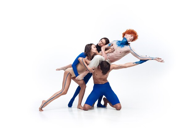 Gruppo di ballerini moderni, danza d'arte contemporanea, combinazione di emozioni blu e bianche