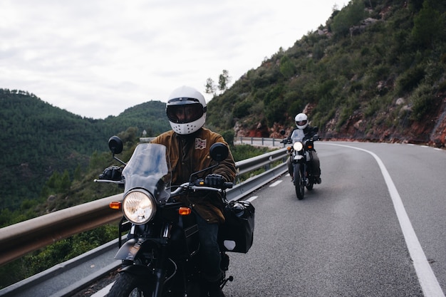 산악 도로에서 오토바이 라이더의 그룹