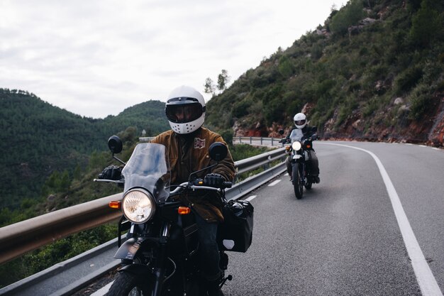 山道のオートバイライダーのグループ