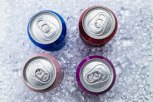 얼음, 차가운 음료에 알루미늄 캔의 그룹입니다.