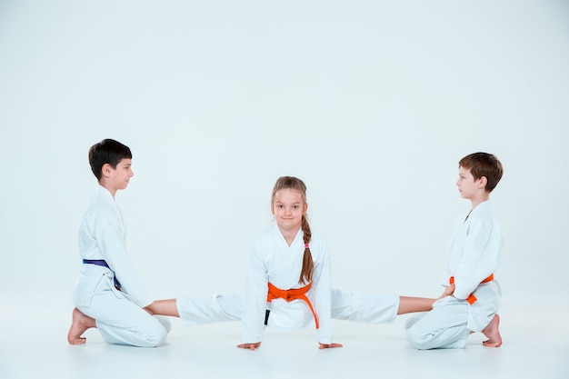 Бесплатное фото Группа юношей и девушек на занятиях айкидо в школе боевых искусств. концепция здорового образа жизни и спорта