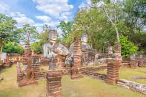 무료 사진 kamphaeng phet 역사 공원에 있는 wat phra kaeo 사원에 있는 불상 그룹 유네스코 세계 문화 유산