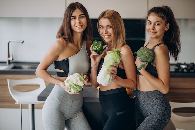 Бесплатное фото Группа подходящих девушек с овощами