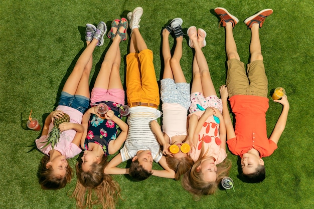 Бесплатное фото Группа счастливых детей, играющих на открытом воздухе