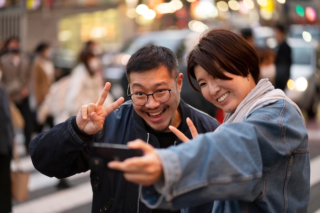 무료 사진 밤에 재미 중년 친구의 그룹