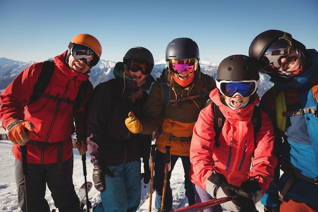 無料写真 スキーリゾートで楽しんでいるスキーヤーのグループ
