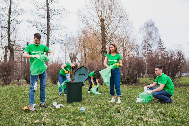 Бесплатное фото Группа добровольцев, собирающих мусор