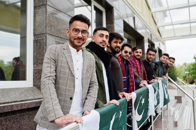パキスタンの旗と伝統的な服サルワールカミーズまたはクルタを着ているパキスタンの男性のグループ