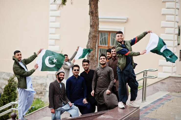 無料Photo パキスタンの旗と伝統的な服サルワールカミーズまたはクルタを着ているパキスタンの男性のグループ