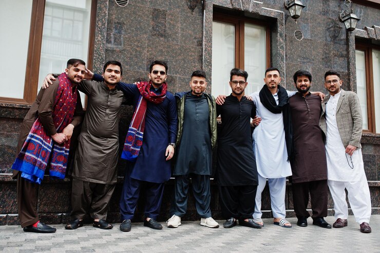 無料Photo 伝統的な服を着ているパキスタン人のグループサルワールカミーズまたはクルタ