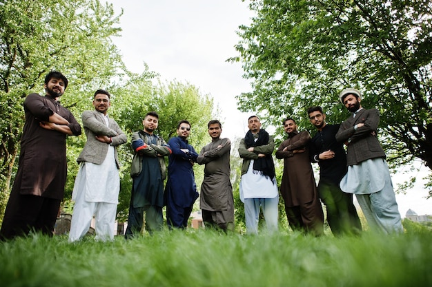 Gruppo di uomini pakistani che indossano abiti tradizionali salwar kameez o kurta