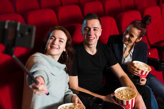 Gruppo di persone nel cinema