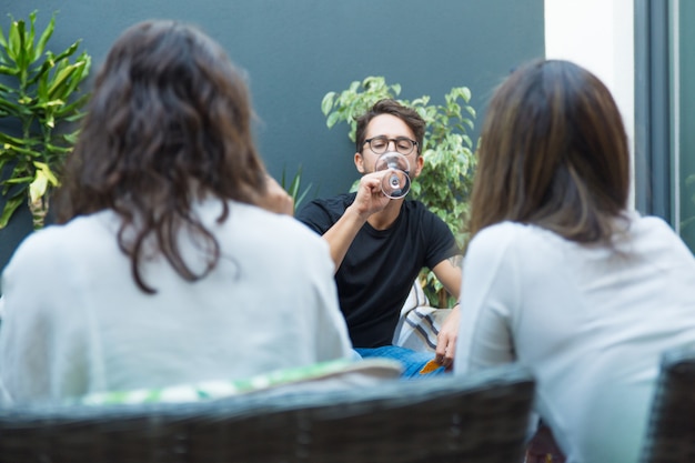 Foto gratuita gruppo di persone che bevono vino sulla terrazza all'aperto