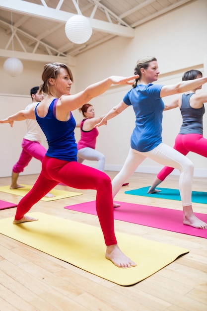 Gruppo di persone che svolgono esercizio di stretching