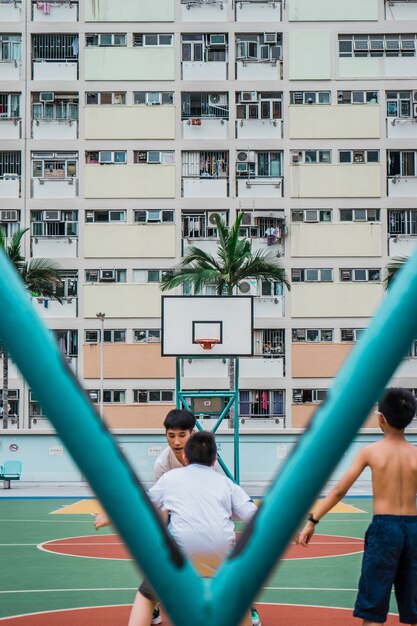 Gruppo di persone che giocano a basket durante il giorno